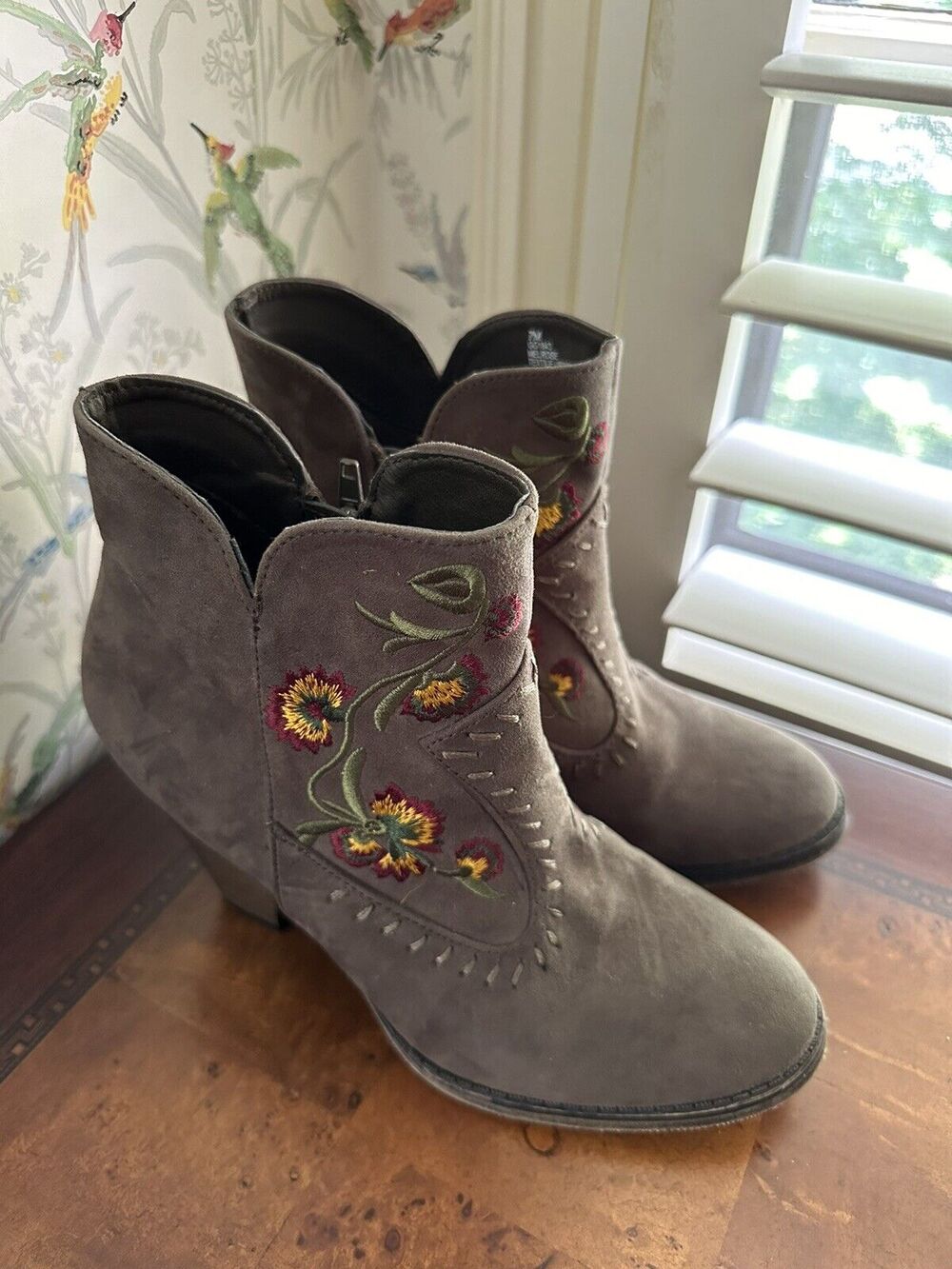 MIA WOMEN'S Brown MELROSE WITH EMBROIDERY ZIP UP BOOTIES Sz 7 M EUC Boho Western